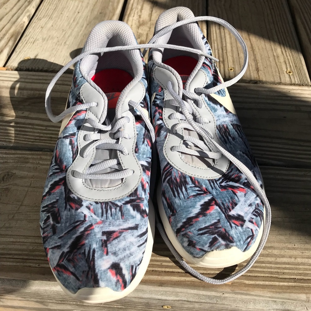 Nike Tanjun tennis shoes